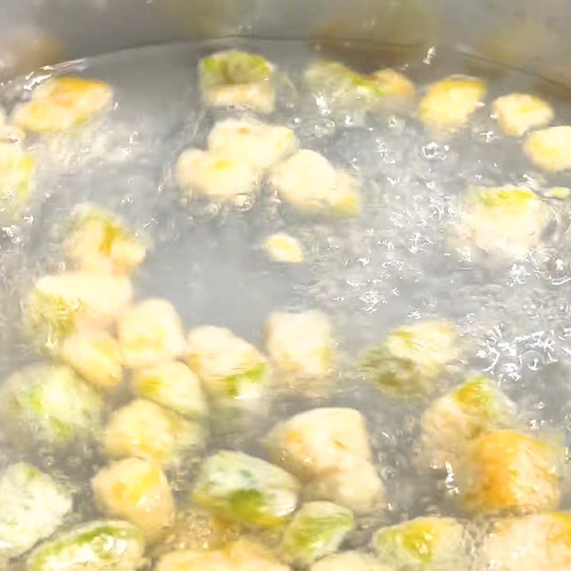 Bước 3 Luộc topping chè khoai dẻo Chè khoai dẻo thập cẩm