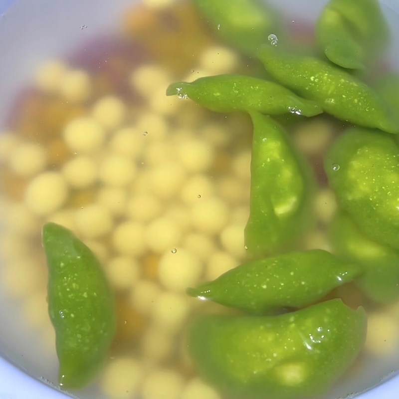 Bước 3 Luộc topping chè khoai dẻo Chè khoai dẻo thập cẩm