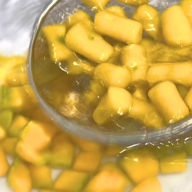 Bước 3 Luộc topping chè khoai dẻo Chè khoai dẻo thập cẩm