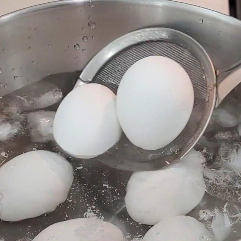 Bước 1 Luộc trứng gà Trứng trà