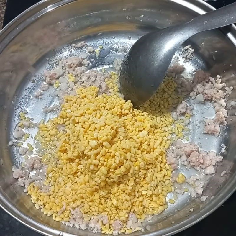 Bước 3 Nấu canh đậu xanh bí đỏ thịt băm Canh đậu xanh