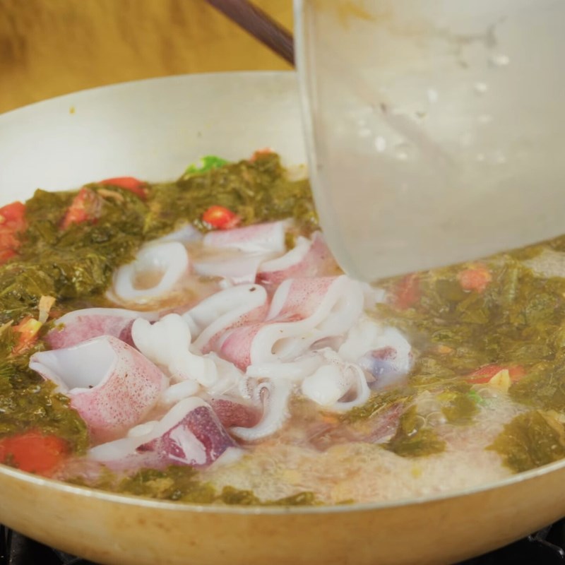 Bước 3 Nấu canh lá vông vang và mực Lá vông vang nấu canh chua