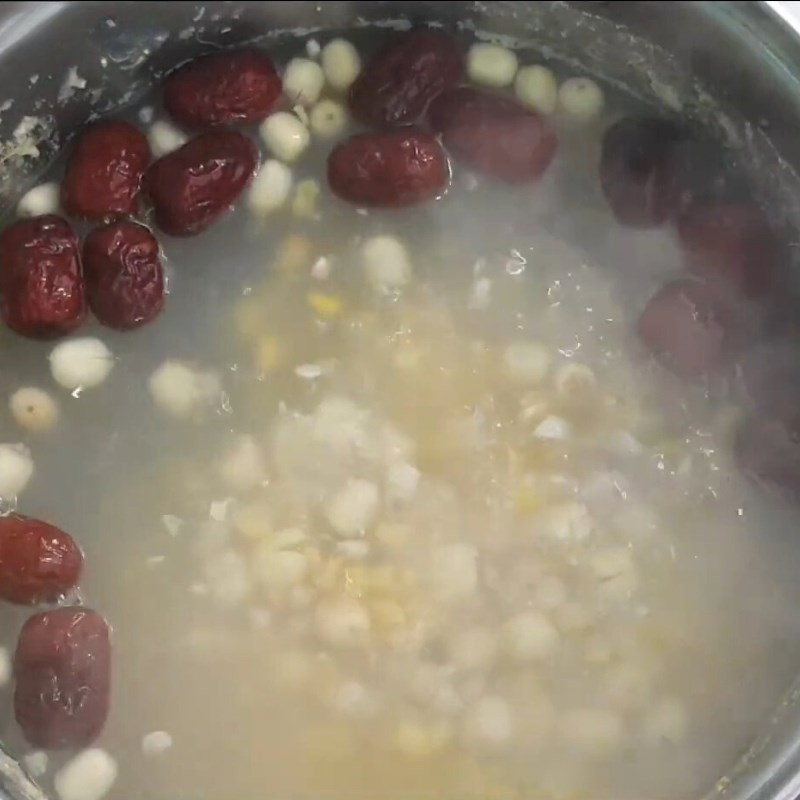 Bước 2 Nấu chè hạt sen Chè hạt sen thập cẩm