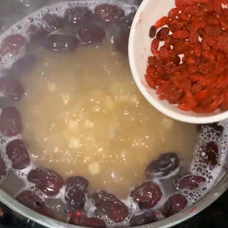 Bước 2 Nấu chè hạt sen Chè hạt sen táo đỏ kỷ tử