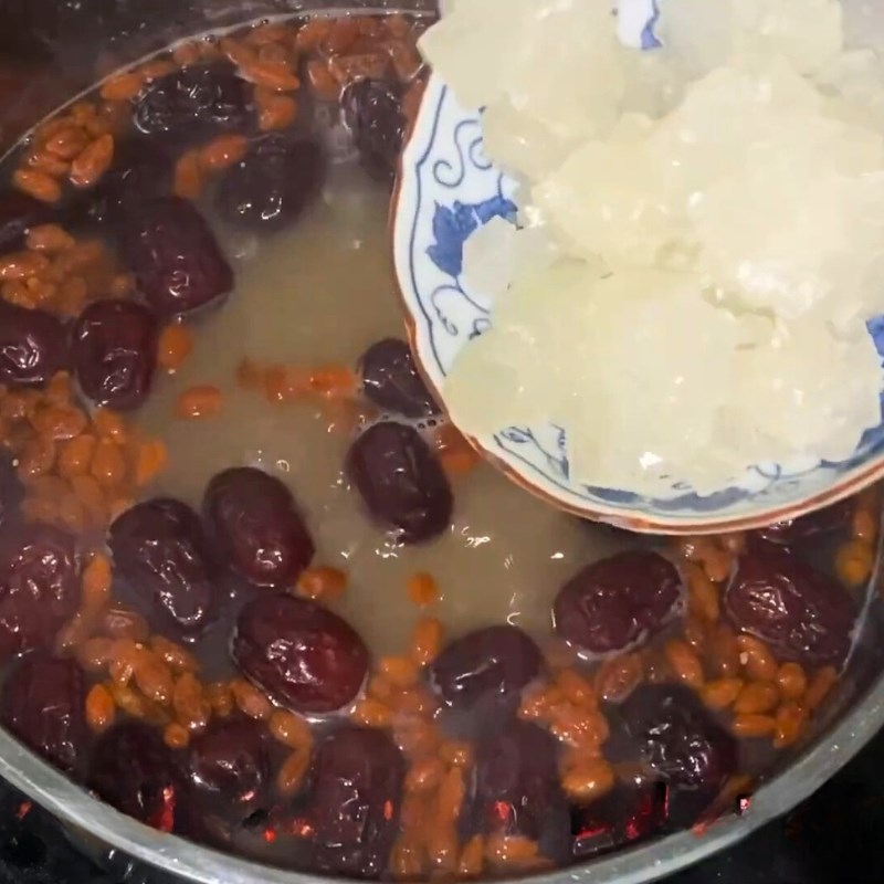 Bước 2 Nấu chè hạt sen Chè hạt sen táo đỏ kỷ tử