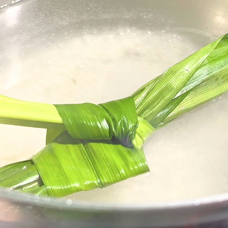 Bước 4 Nấu nước cốt dừa Chè khoai dẻo thập cẩm