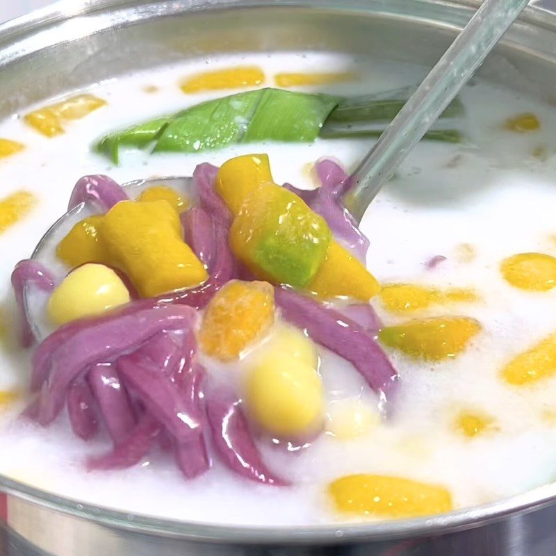 Bước 4 Nấu nước cốt dừa Chè khoai dẻo thập cẩm
