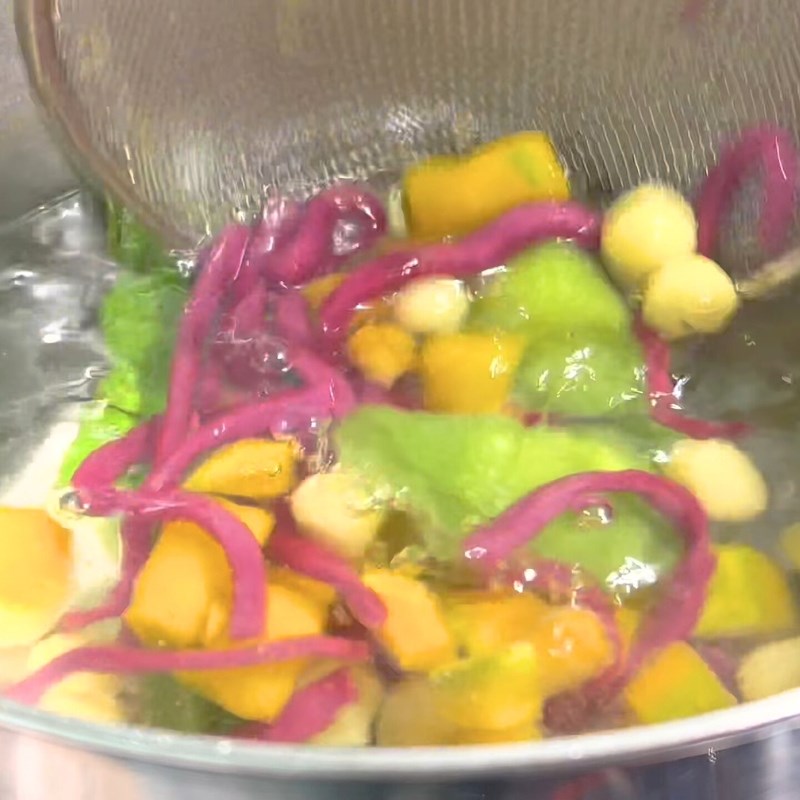 Bước 4 Nấu nước cốt dừa Chè khoai dẻo thập cẩm