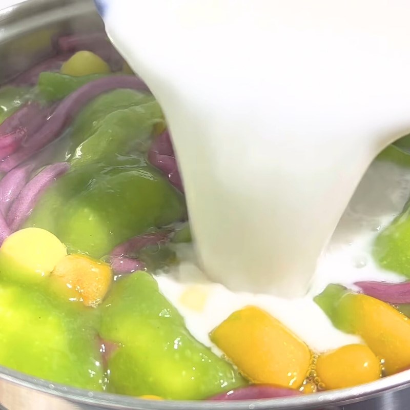 Bước 4 Nấu nước cốt dừa Chè khoai dẻo thập cẩm