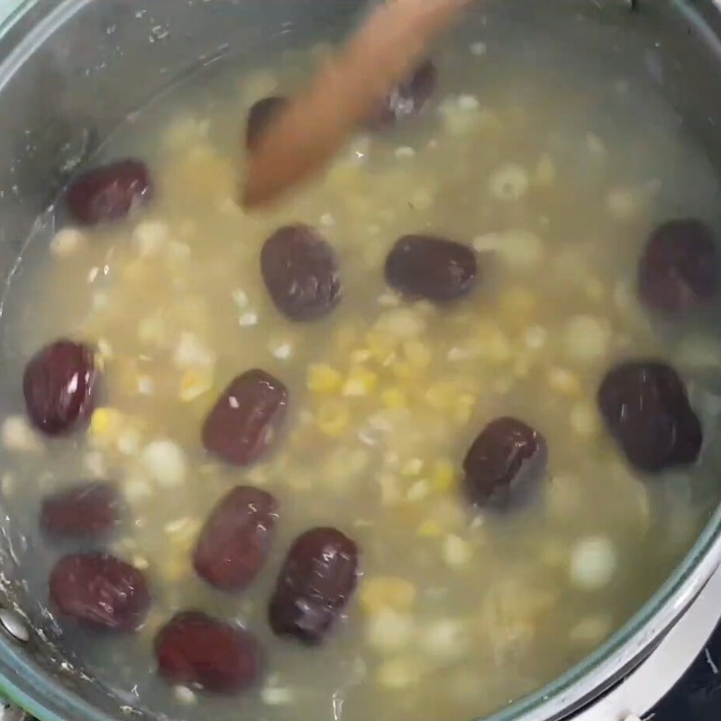 Bước 3 Nêm đường và tạo độ sánh Chè hạt sen thập cẩm