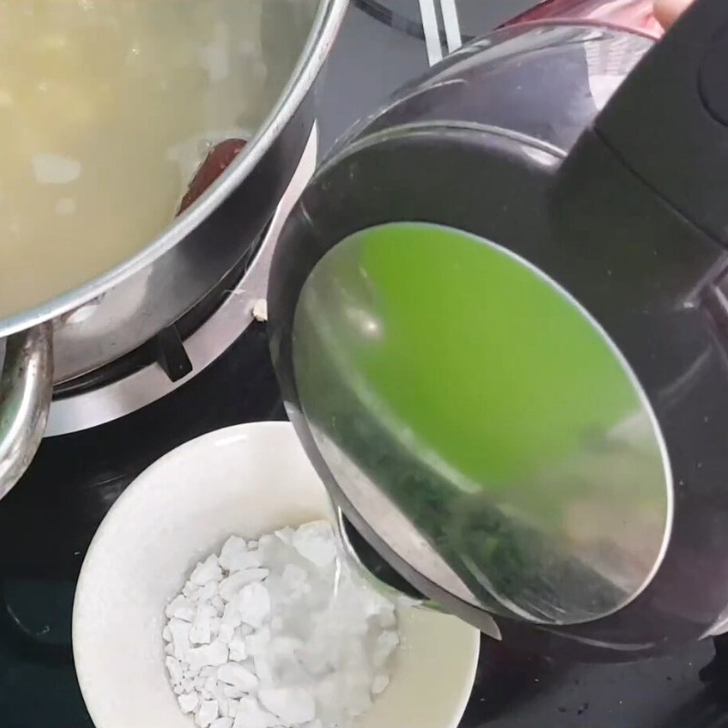 Bước 3 Nêm đường và tạo độ sánh Chè hạt sen thập cẩm