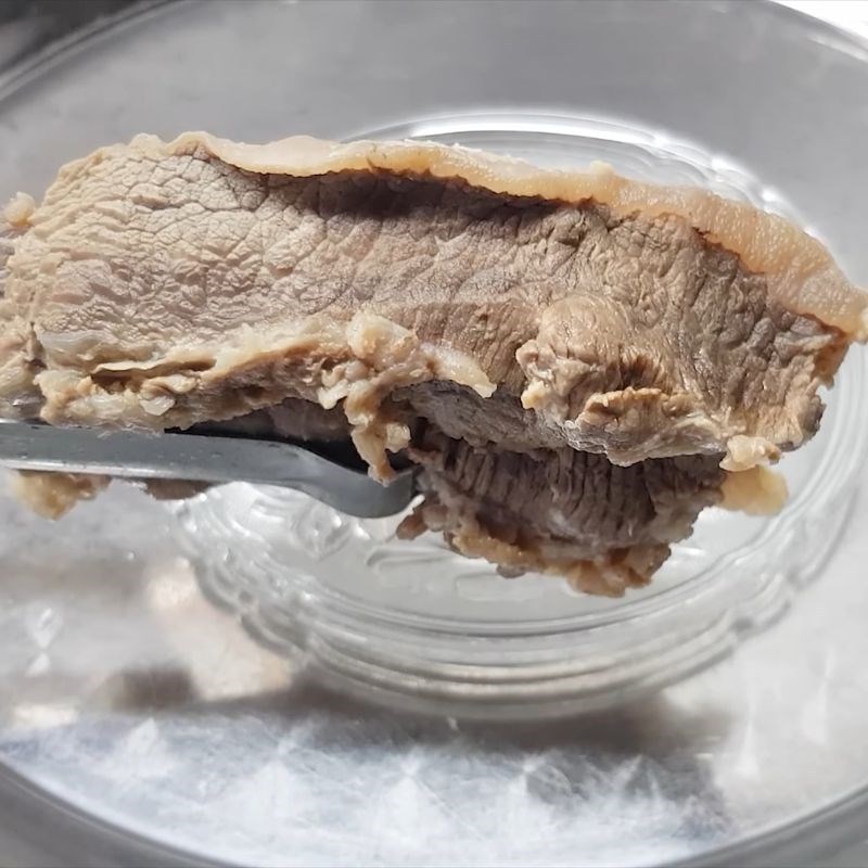 Bước 4 Ngâm đá nạm bò Nạm bò luộc