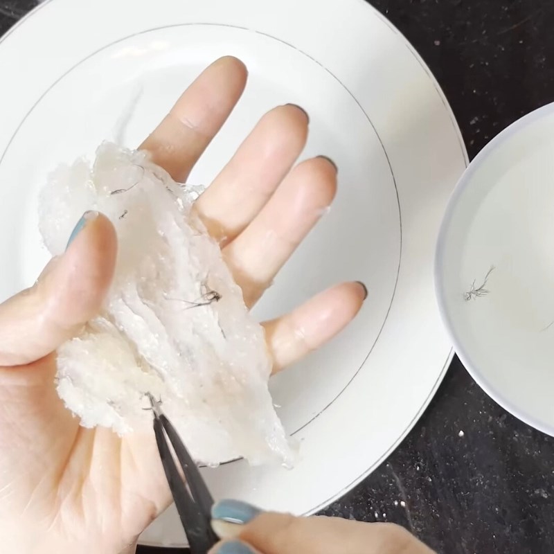 Bước 1 Ngâm và nhặt lông yến Yến chưng gừng