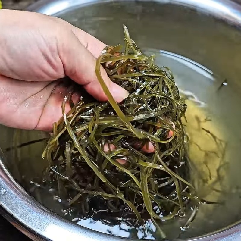 Bước 1 Ngâm và sơ chế rong biển Chè hạt sen đậu xanh nguyên vỏ