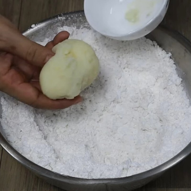 Bước 2 Nhồi bột vỏ bánh cam mặn Bánh cam mặn