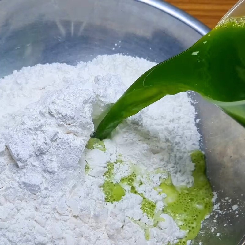 Bước 2 Pha bột vỏ bánh ít bột năng Bánh ít bột năng