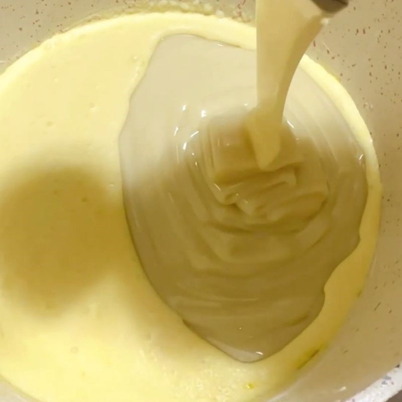 Bước 2 Pha hỗn hợp sữa flan mịn màng Bánh flan Tây Ban Nha
