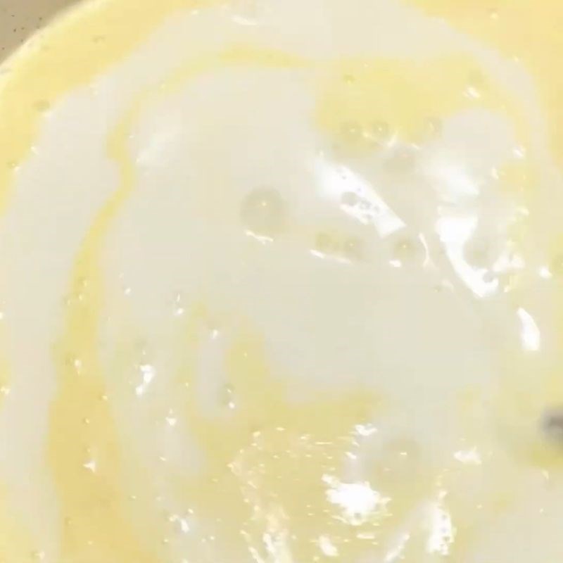Bước 2 Pha hỗn hợp sữa flan mịn màng Bánh flan Tây Ban Nha