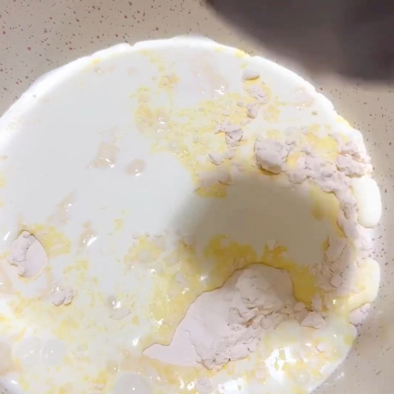 Bước 2 Pha hỗn hợp sữa flan mịn màng Bánh flan Tây Ban Nha