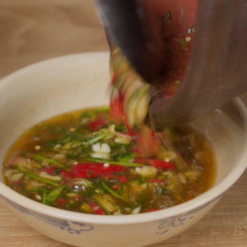 Bước 4 Pha nước chấm chua ngọt ăn kèm Cá hấp đinh lăng