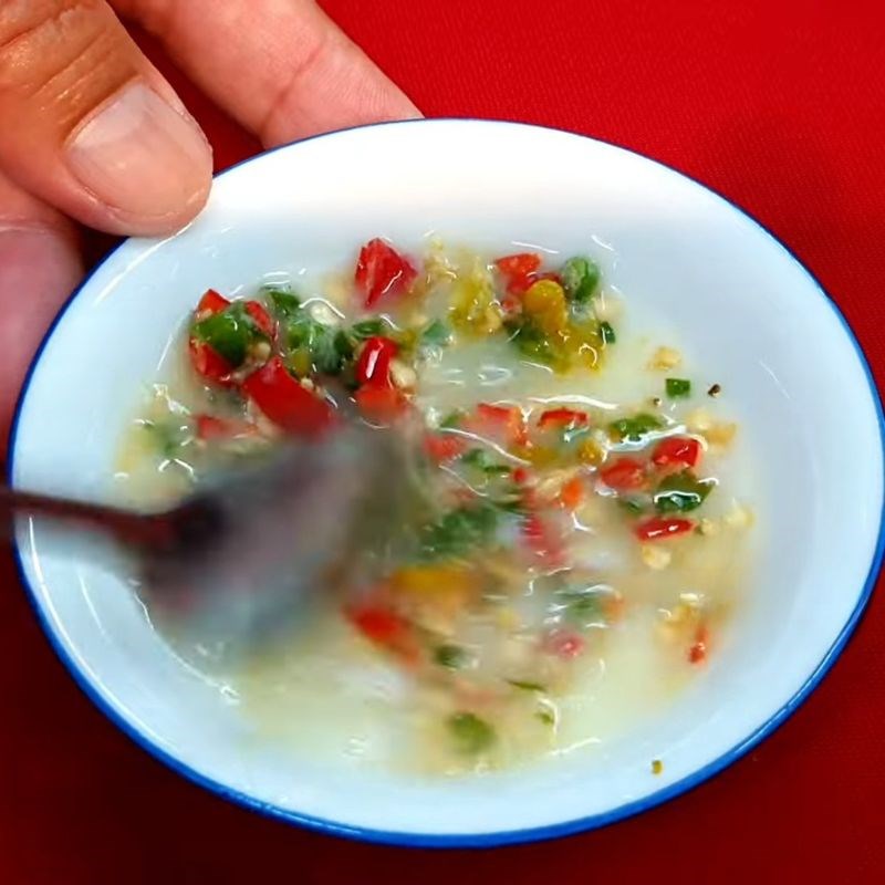 Bước 4 Pha nước chấm muối ớt cay nhẹ Cá cam hấp