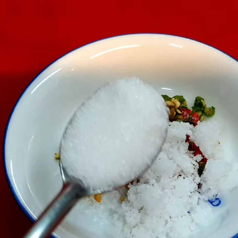 Bước 4 Pha nước chấm muối ớt cay nhẹ Cá cam hấp