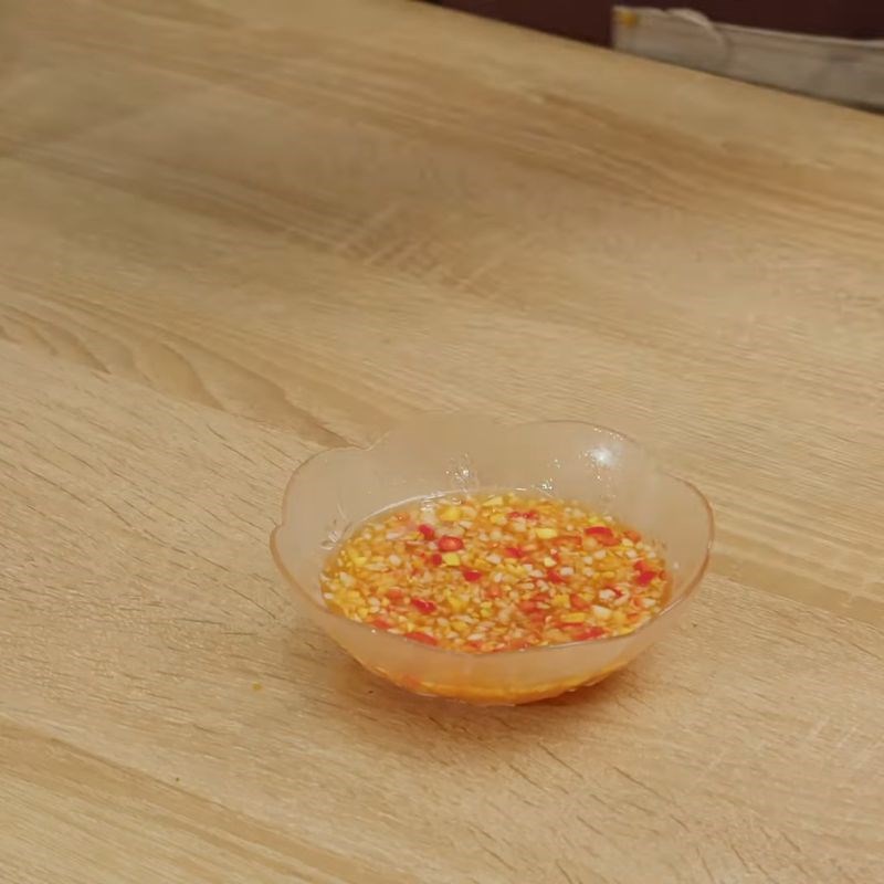 Bước 3 Pha nước chấm vịt nướng Vịt nướng riềng sả bằng nồi chiên không dầu