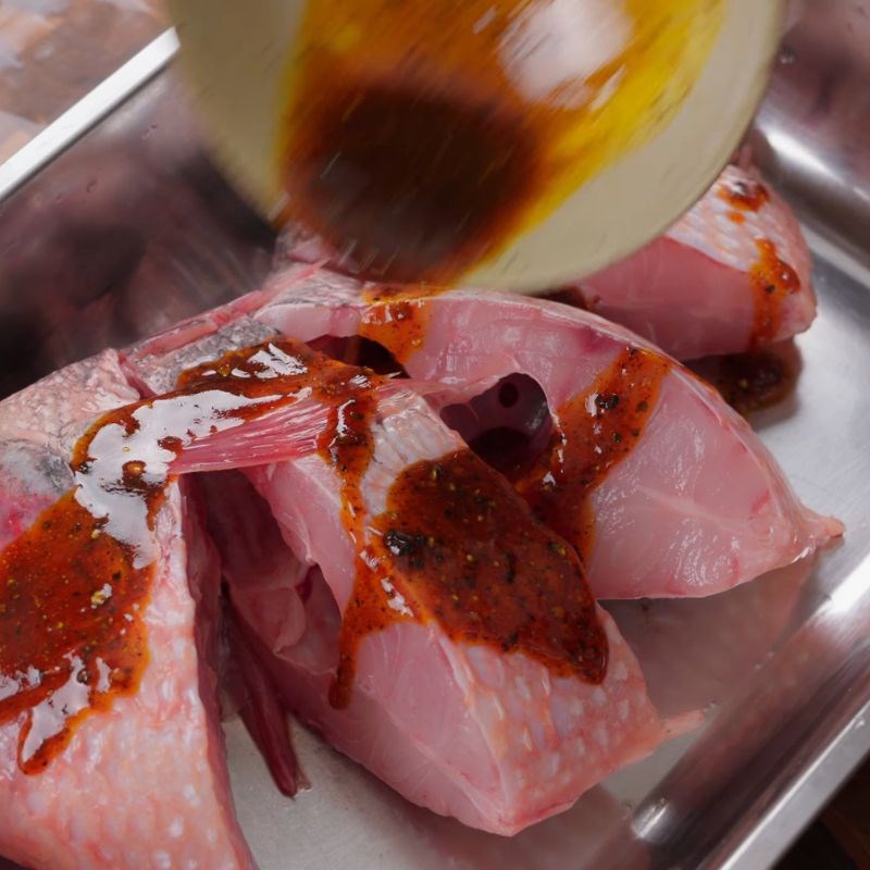Bước 2 Pha sốt ướp và ướp cá Cá hấp đinh lăng