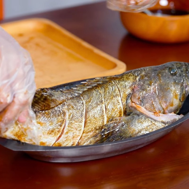 Bước 2 Pha sốt và ướp cá Cá bống mú hấp nấm đông cô