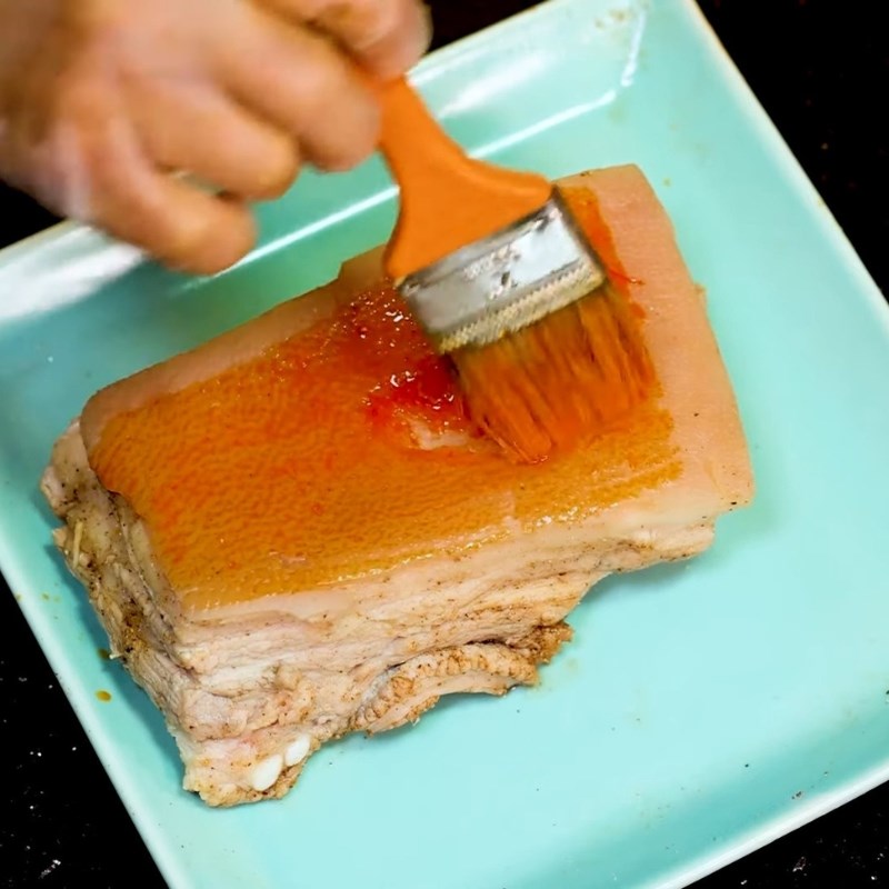 Bước 3 Pha và quét màu cho bì heo Thịt quay giòn bì bằng chảo