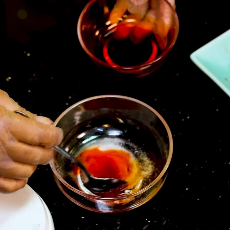 Bước 3 Pha và quét màu cho bì heo Thịt quay giòn bì bằng chảo