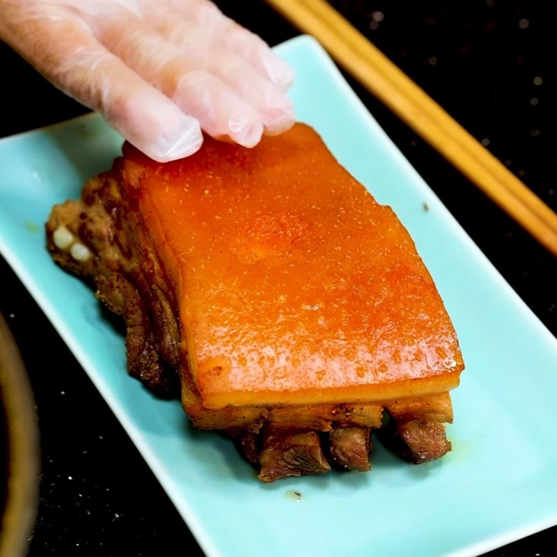 Bước 3 Pha và quét màu cho bì heo Thịt quay giòn bì bằng chảo