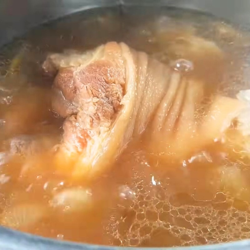 Bước 4 Phi thơm gia vị và hầm chân giò hạt sen lần 1 Chân giò hầm hạt sen