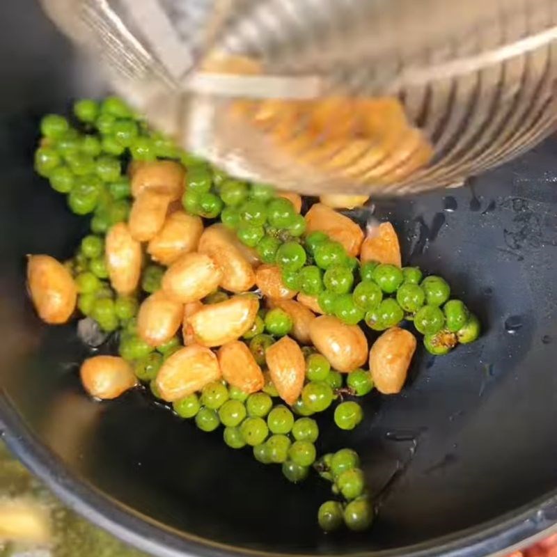 Bước 2 Phi vàng tỏi và tiêu xanh Trâu cháy tỏi