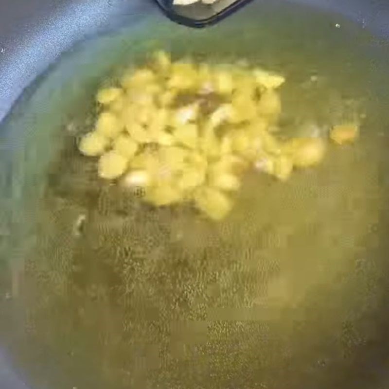 Bước 2 Phi vàng tỏi và tiêu xanh Trâu cháy tỏi