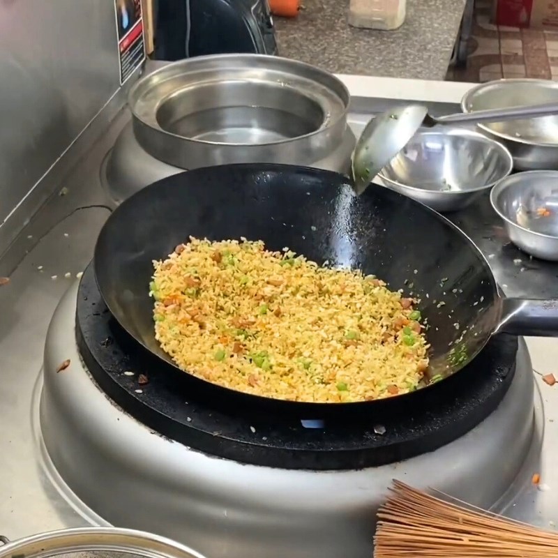 Bước 3 Rang cơm thập cẩm Cơm rang giòn