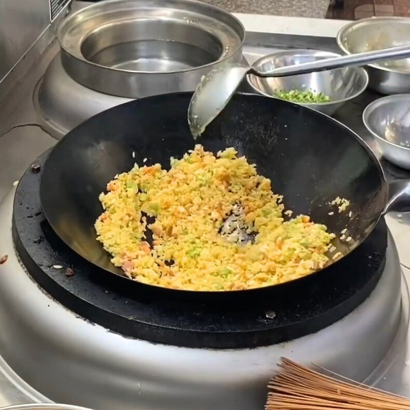 Bước 3 Rang cơm thập cẩm Cơm rang giòn