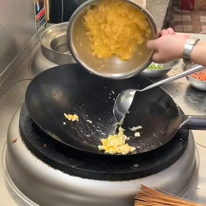 Bước 3 Rang cơm thập cẩm Cơm rang giòn