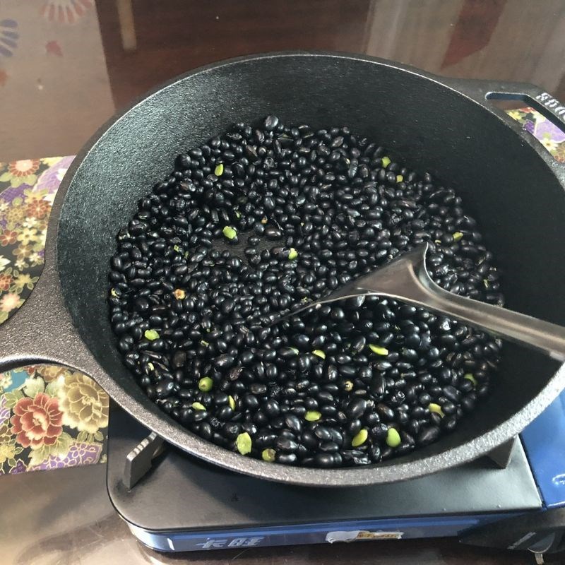 Bước 2 Rang đậu đen Nước đậu đen với gừng