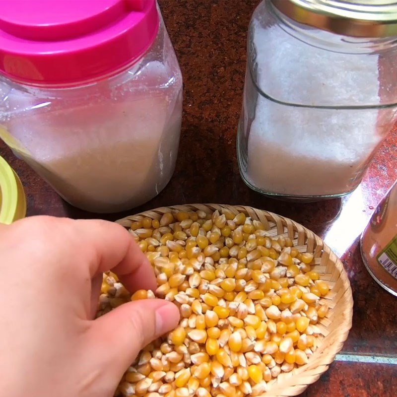 Bước 1 Sơ chế bắp khô Bắp rang bơ phô mai