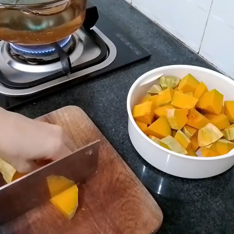 Bước 1 Sơ chế bí đỏ chuẩn bị luộc Bí đỏ luộc