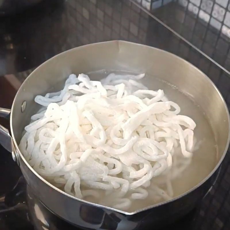 Bước 2 Sơ chế bột bánh canh và củ nén Bánh canh cá bã trầu