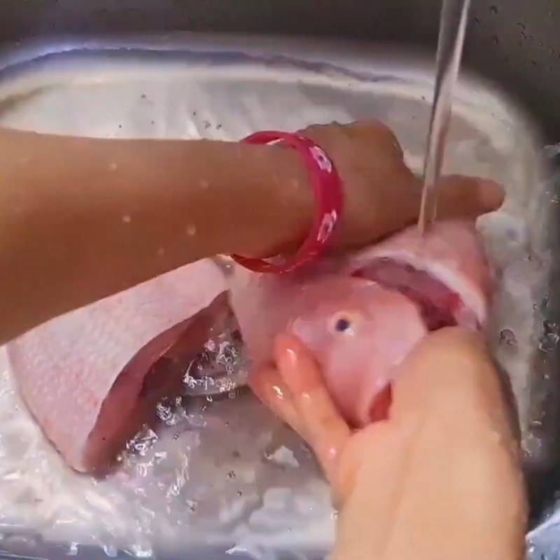 Bước 1 Sơ chế cá Cá nấu dọc mùng miền Bắc