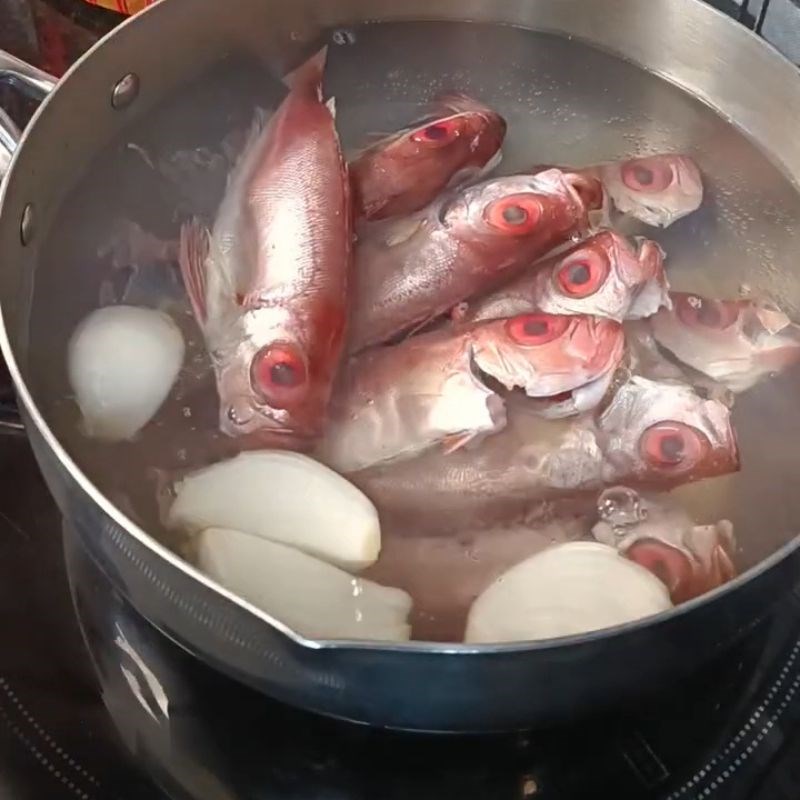 Bước 1 Sơ chế cá bã trầu và luộc sơ Bánh canh cá bã trầu
