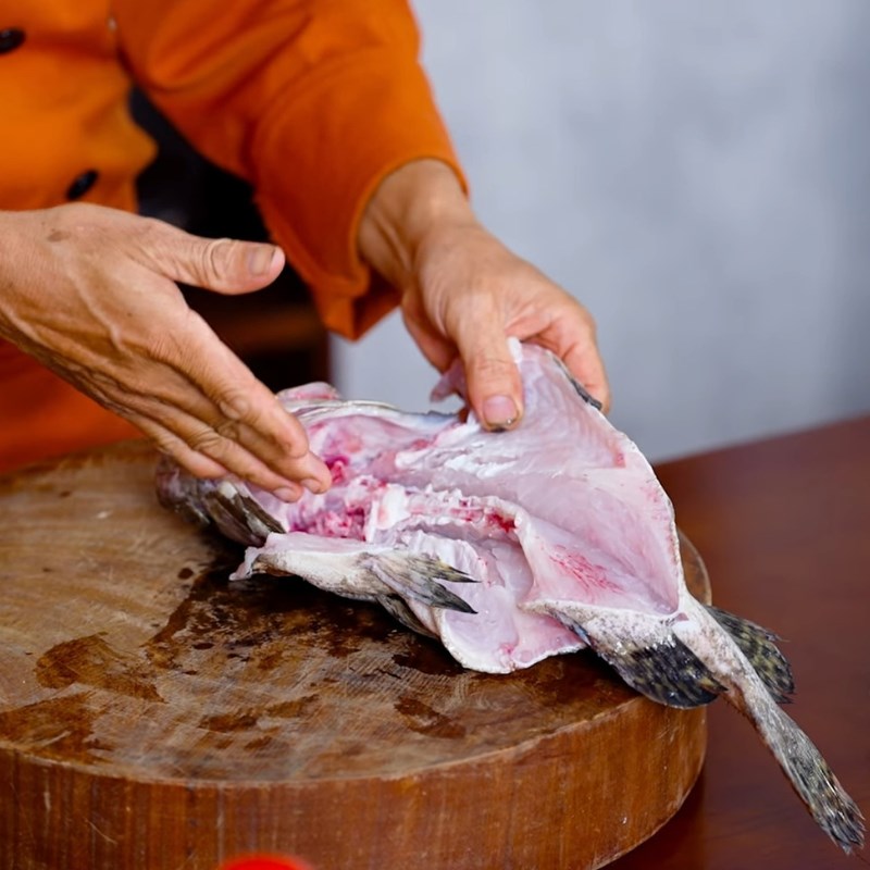 Bước 1 Sơ chế cá bống mú và nguyên liệu Cá bống mú hấp nấm đông cô