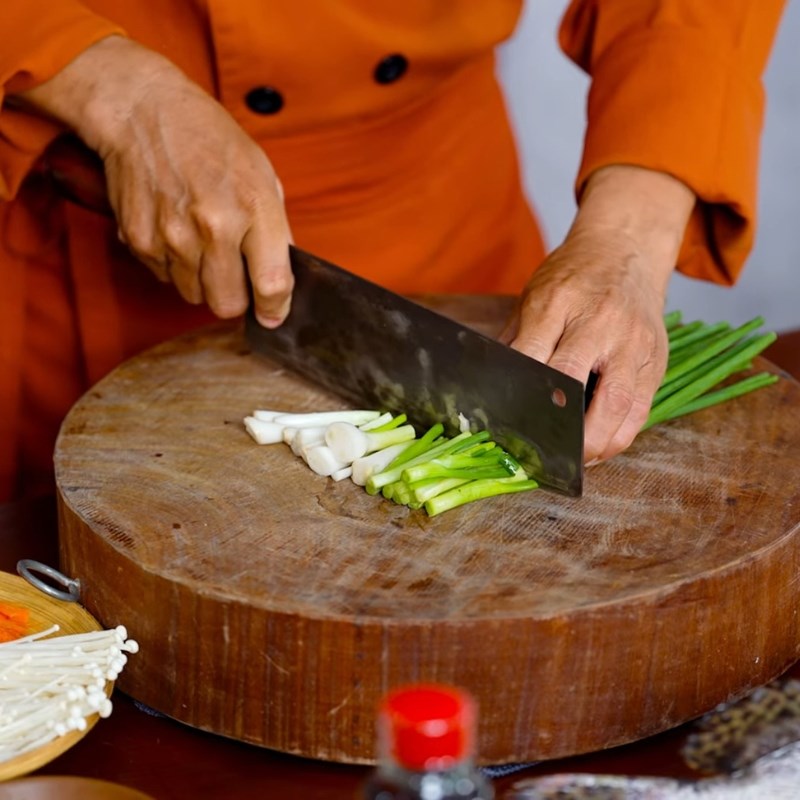 Bước 1 Sơ chế cá bống mú và nguyên liệu Cá bống mú hấp nấm đông cô