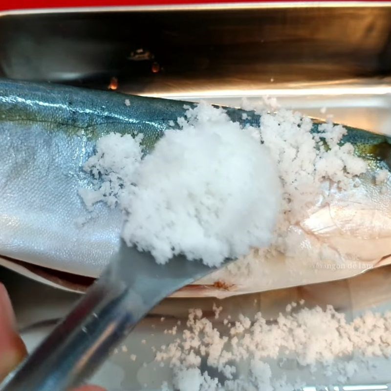 Bước 1 Sơ chế cá cam và nấm rơm Cá cam hấp