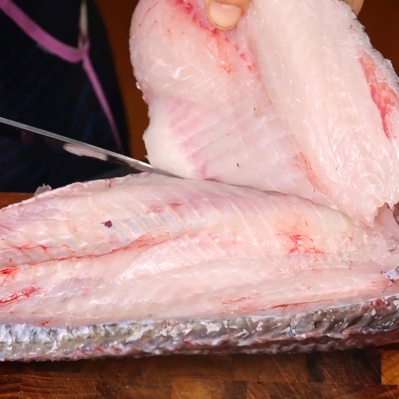 Bước 1 Sơ chế cá rô phi và hầm xương làm nước dùng Bún cá dọc mùng