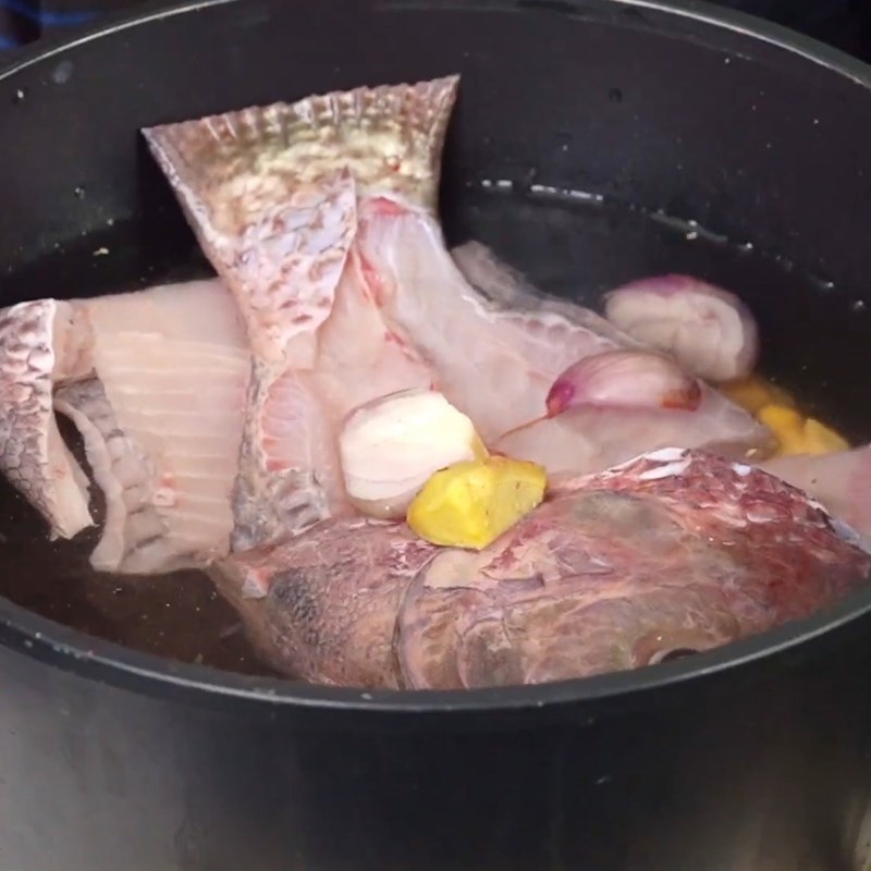 Bước 1 Sơ chế cá rô phi và hầm xương làm nước dùng Bún cá dọc mùng