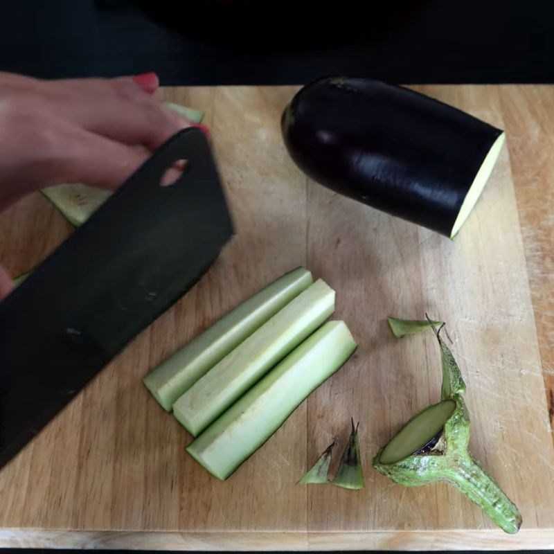 Bước 1 Sơ chế cà tím chuẩn vị Cà tím xào trứng